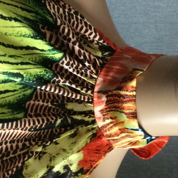 Backless beauty - Picture 2 of 5